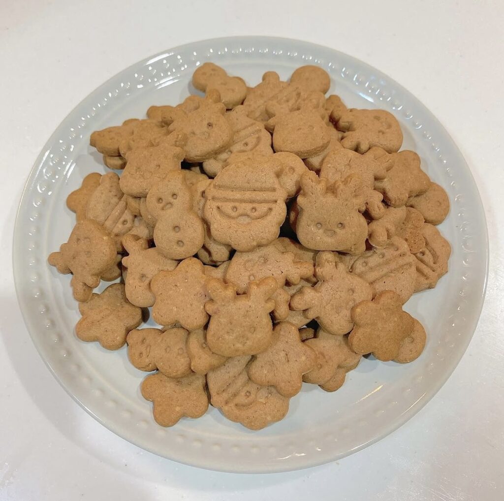 手作りした動物や星などの形のクッキーを白いお皿に盛り付けた写真